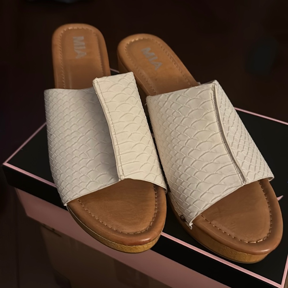 Mia clogs.. cream colored .. size 10 ..